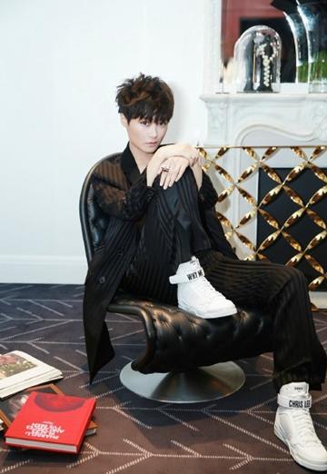 李宇春的写真-李宇春穿西装表情帅气