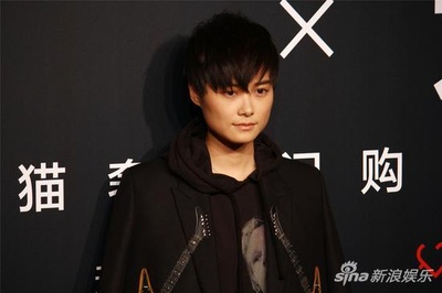 李宇春的写真-李宇春黑色混搭风看秀
