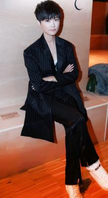 李宇春的写真-李宇春现身巴黎 身穿国际顶级设计师特别设计鞋惊艳