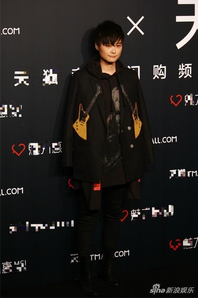李宇春的写真-李宇春黑色混搭风看秀