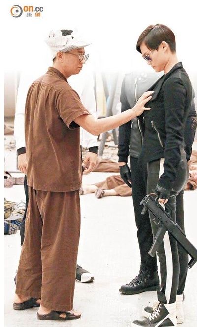 李宇春的写真-李宇春罕见蕾丝低胸装现身米兰时装周