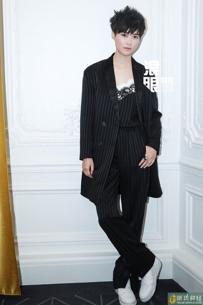 李宇春的写真-李宇春巴黎看秀 条纹西服帅气优雅