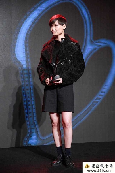 李宇春的写真-为何被袭胸?