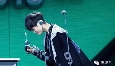 李宇春的写真-李宇春颁奖典礼被说成男歌手:应该向我道歉