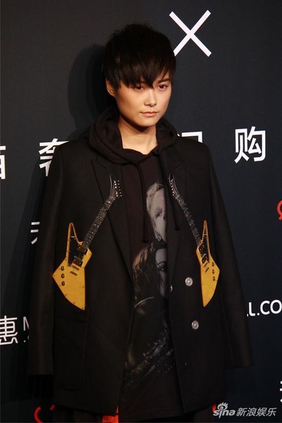李宇春的写真-李宇春黑色混搭风看秀
