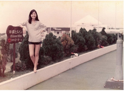 邓丽君的写真-【邓丽君】1978年6月1日于日本冲绳本岛希尔顿饭店前