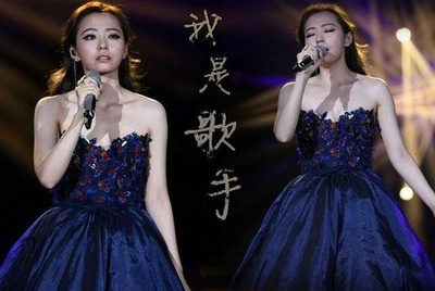 张靓颖的写真-张靓颖为何被《歌手》淘汰?老打安全牌没话题!