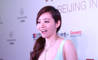 张靓颖的写真-咳了两周不想影响今天表演