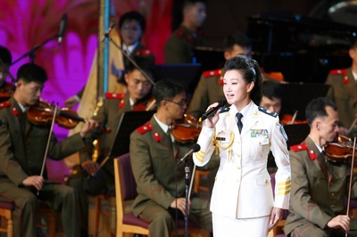 宋祖英的写真-(中国著名女高音歌唱家宋祖英演唱《我的祖国》)