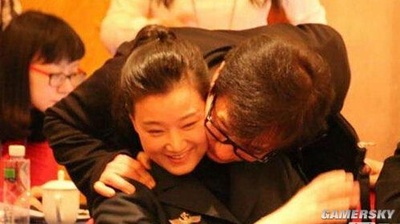 宋祖英的写真-成龙喊冤:抱宋祖英就上头条