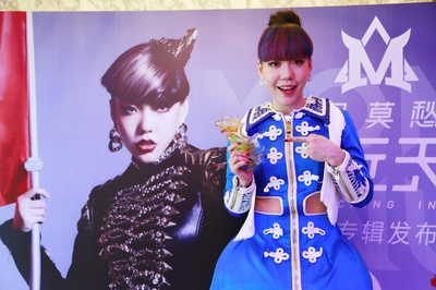 吴莫愁的写真-吴莫愁吸金上看3亿 首发出击破2万张