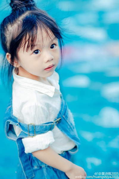 黄诗雅的写真-黄诗雅2005:小妞在看姐姐游泳