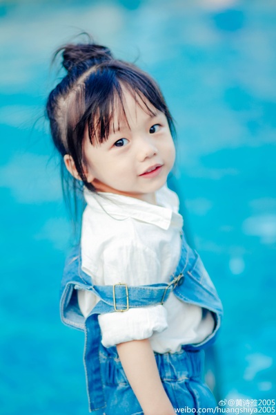黄诗雅的写真-黄诗雅2005:小妞在看姐姐游泳