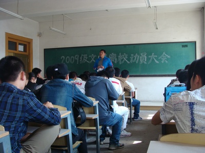 王潇的写真-毕业班辅导员王潇猇老师首先介绍了学校对