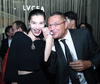 李丹妮的写真-【大图】超模李丹妮复古红唇尽展时尚女王范