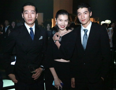 李丹妮的写真-【大图】超模李丹妮复古红唇尽展时尚女王范
