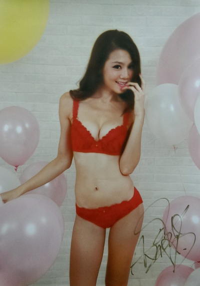 周秀娜的写真-周秀娜亲笔签名海报