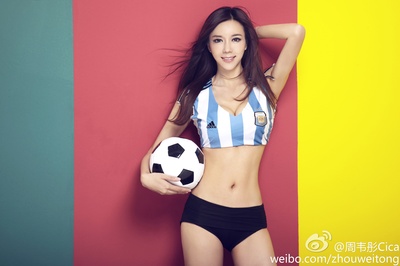 周韦彤的写真-周韦彤cica:今晚又有时间看球了
