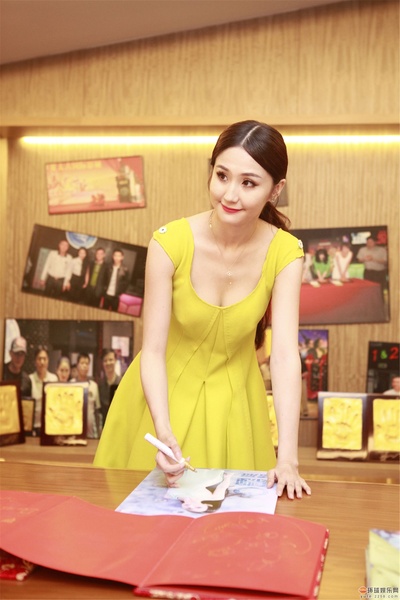 王李丹妮的写真-蓝燕王李丹妮上演激吻诱惑