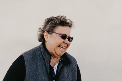 企业家的图片-戴墨镜的女老板笑了起来。