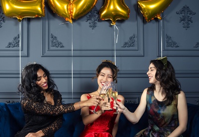 派对的图片-新年女士们干杯