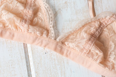 胸罩和内衣的图片-米色蕾丝Bralette