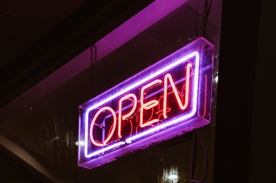 商店的图片-夜间开放霓虹灯标志