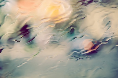 墙的图片-雨从窗户落下