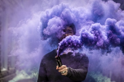 烟雾的图片-持烟