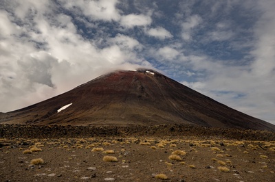 烟雾的图片-吸烟火山底部的沙漠