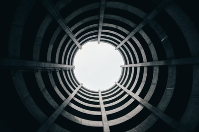 观点的图片-在圆形建筑中俯视