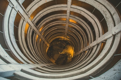观点的图片-圆形停车场建筑