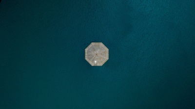 绿色的图片-海上混凝土平台