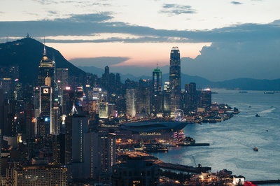 天际线的图片-日落时的香港城