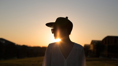 日落的图片-女性剪影日落