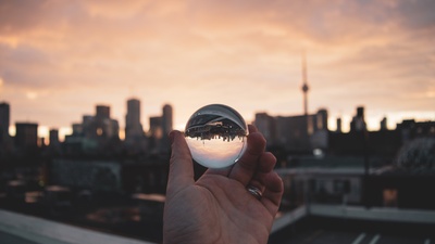 日落的图片-透过玻璃球的城市