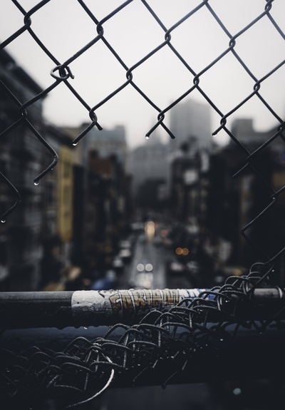 夜的图片-穿过切割铁丝网的城市景观