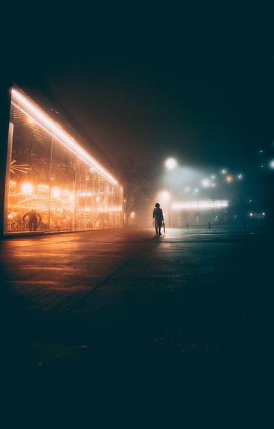 夜的图片-女人走在可怕的夜色街道上