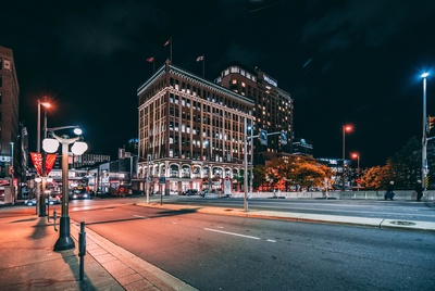 夜的图片-平静的城市街道
