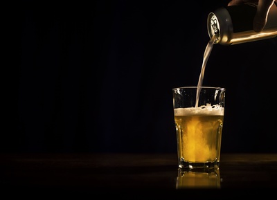 啤酒的图片-啤酒从一罐倒到另一杯