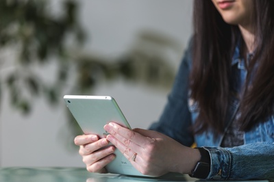 苹果的图片-女人拿着iPad