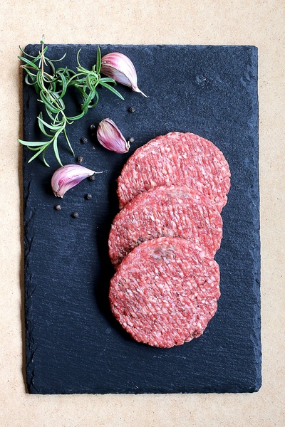 烧烤的图片-生牛肉汉堡肉饼