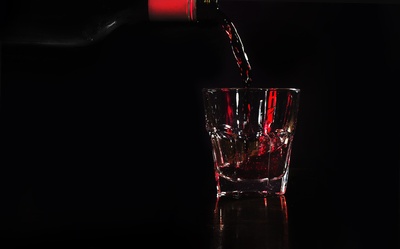 酒的图片-红酒倒酒