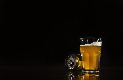 酒的图片-带溢出反射的啤酒罐和玻璃