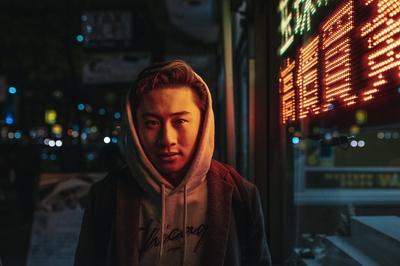 霓虹灯的图片-年轻人站在灯光前