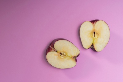 厨房的图片-紫色背景的苹果片