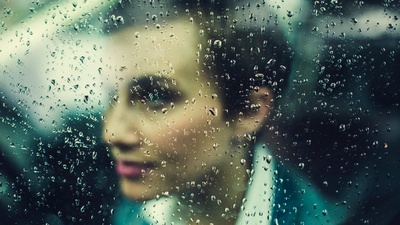 窗口的图片-雨窗后面的女人