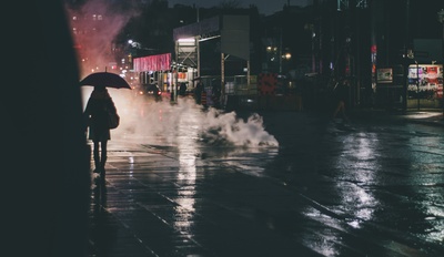 雨伞的图片-暴雨中的穆迪建筑工地
