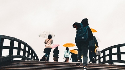 雨伞的图片-忘了带伞，只好跑了