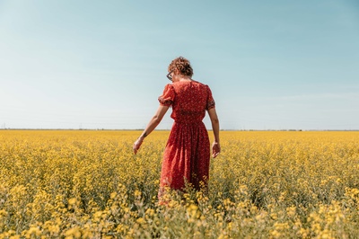 礼服的图片-女人伸手去拿花